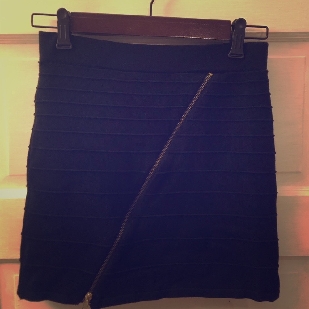 romeo+juliet black mini skirt with diagonal zip